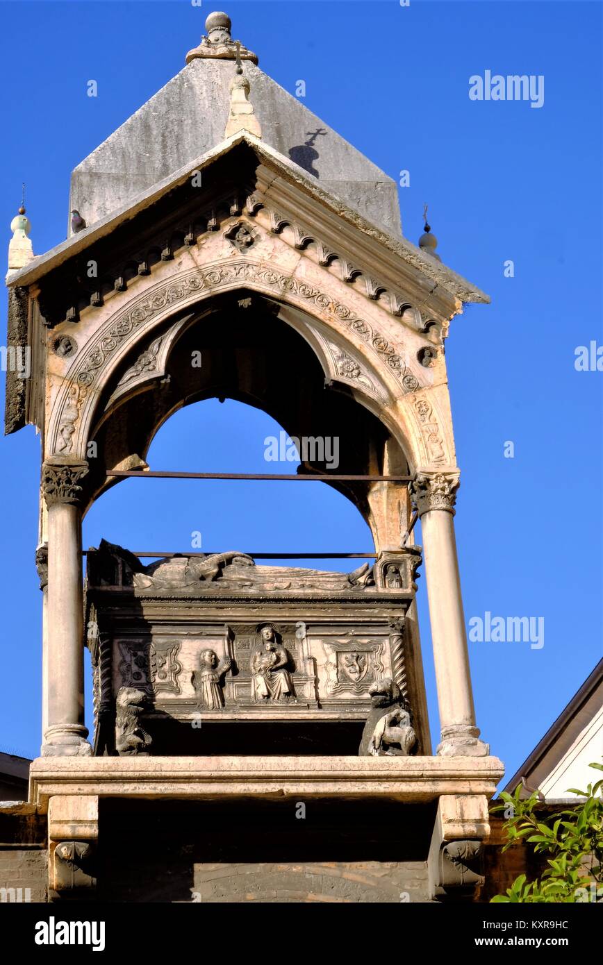 Tomba di Guglielmo da Castelbarco presso la chiesa di Sant'Anastasia, Verona, Veneto, Italia, Europa Foto Stock