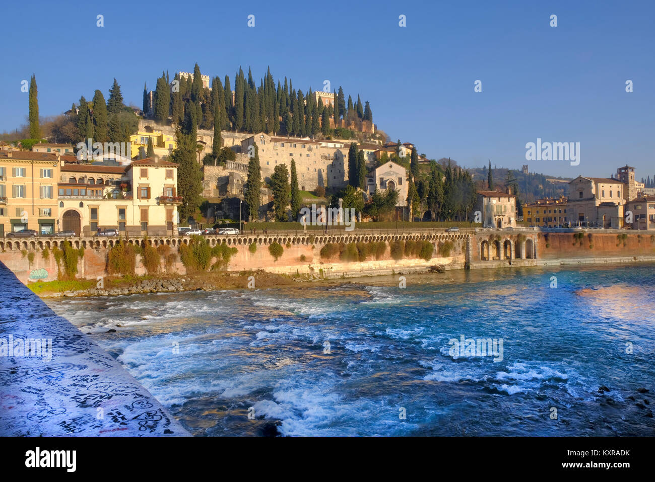 Vista del Castel San Pietro e il fiume Adige a Verona, Italia, Europa Foto Stock