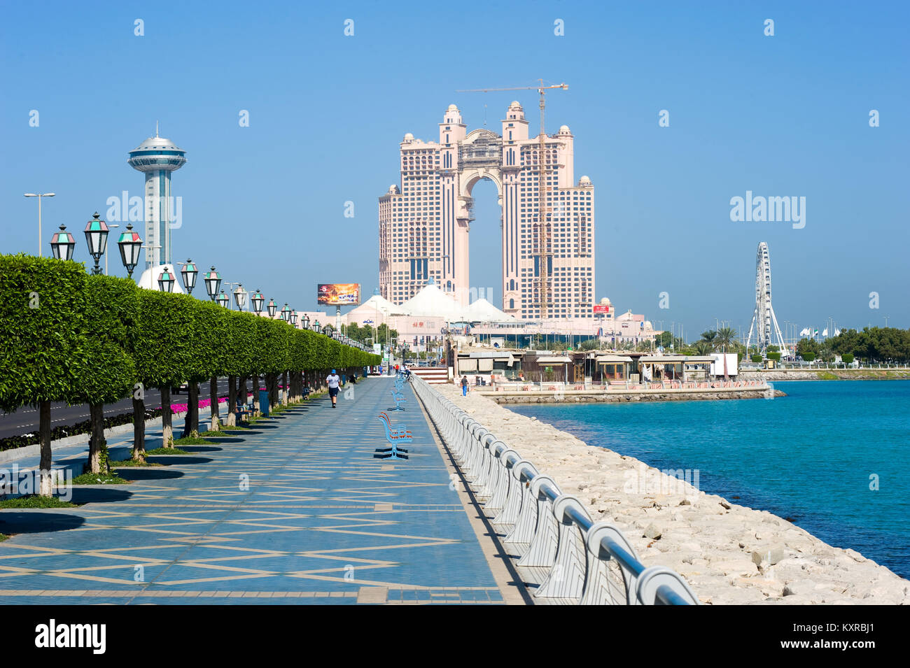 ABU DHABI, Emirati Arabi Uniti - 30 DIC 2017: Corniche Boulevard lungo la costa di Abu Dhabi. Foto Stock