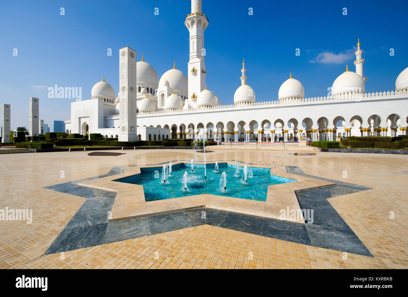 ABU DHABI, Emirati Arabi Uniti - Dic 28, 2017: Esterno della Moschea Sheikh Zayed di Abu Dhabi. Si tratta della più grande moschea del paese. Foto Stock