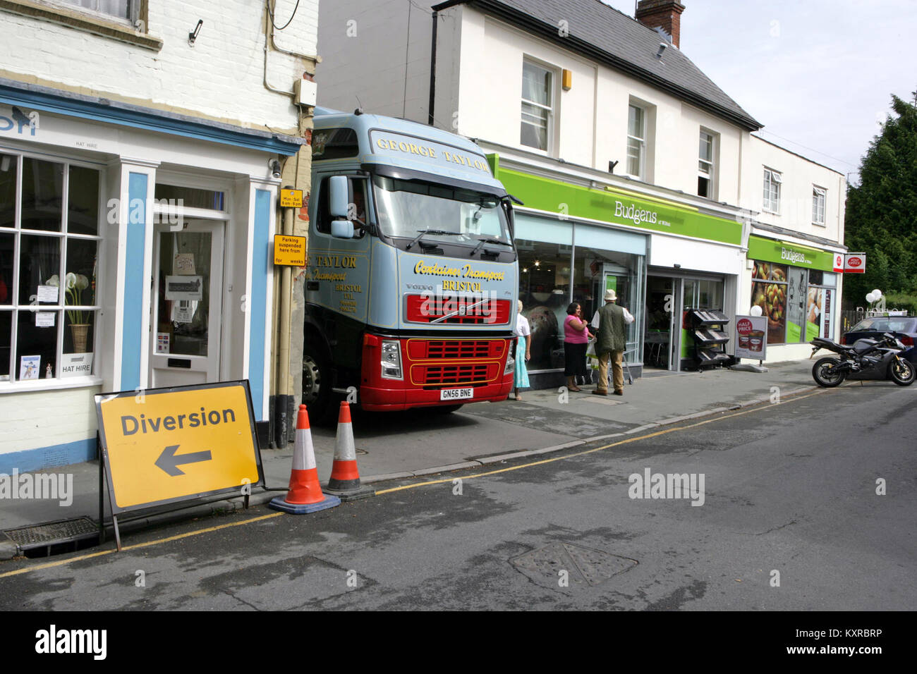 Un Automezzo pesante spreme attraverso una stretta viuzza a seguire un percorso di deviazione a Wilton, WILTSHIRE REGNO UNITO. Circa 2012. Foto Stock