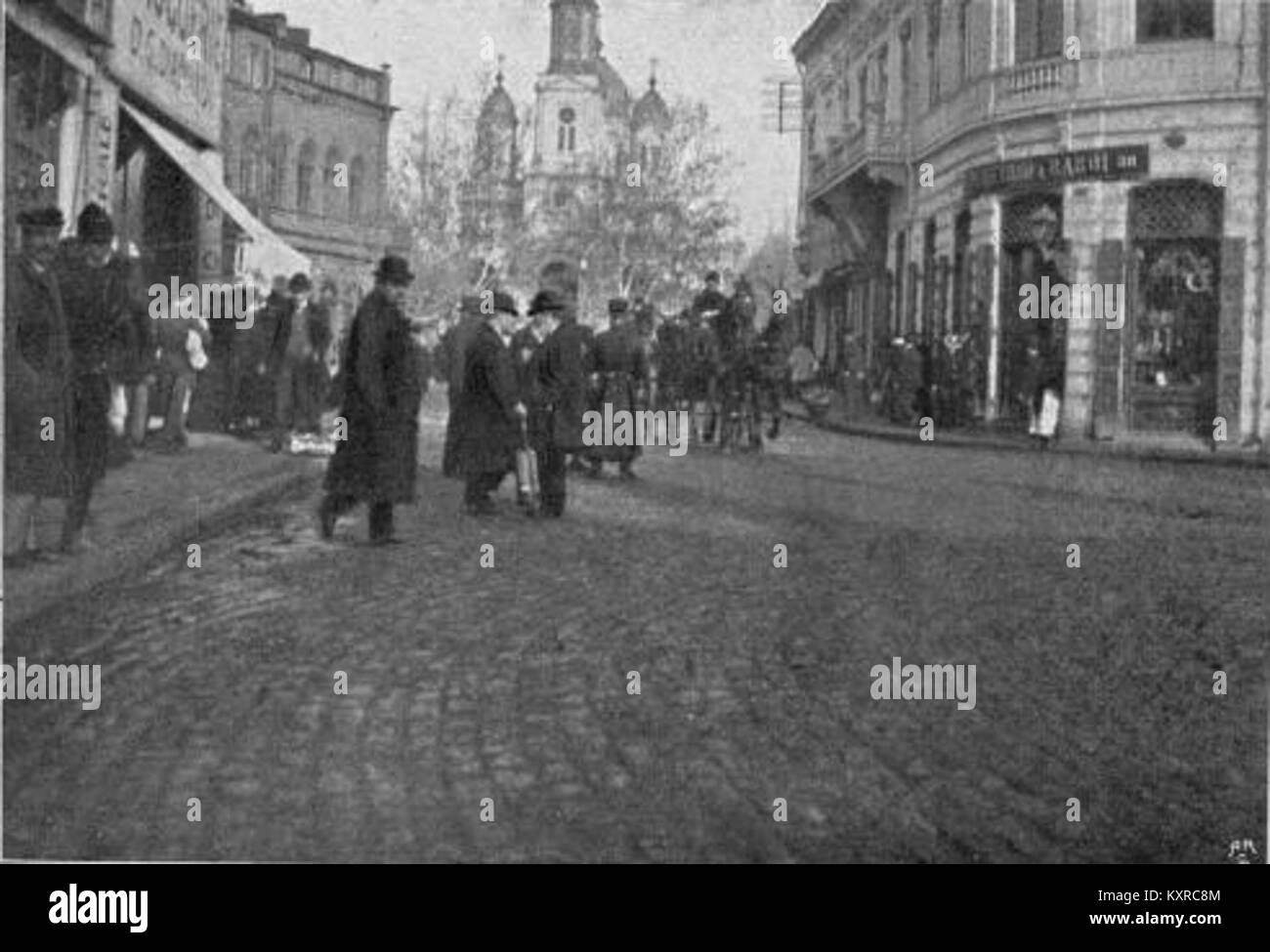 Fotografia di W. le Queux che raffigura la vita urbana a Bucarest, in Romania, mostrando strade, edifici e aspetti culturali della città durante i primi anni del XX secolo. Foto Stock