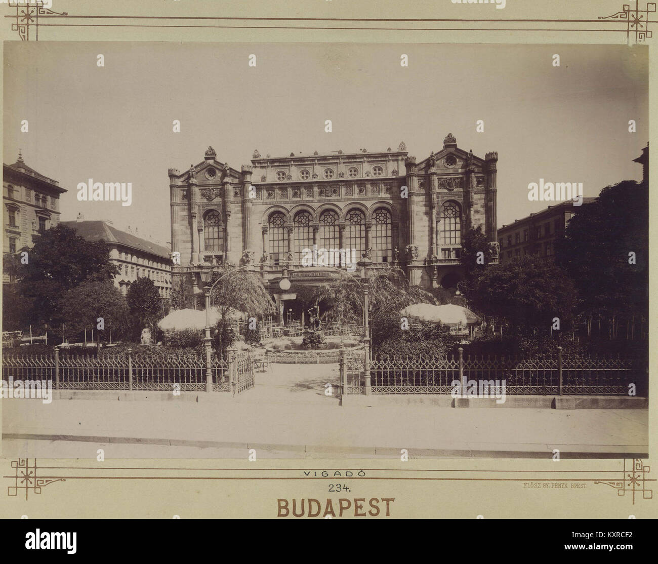 Budapest, Vigadó tér, un Vigadó és előtte un Kioszk (Hangli). - Fortepan 82562 Foto Stock