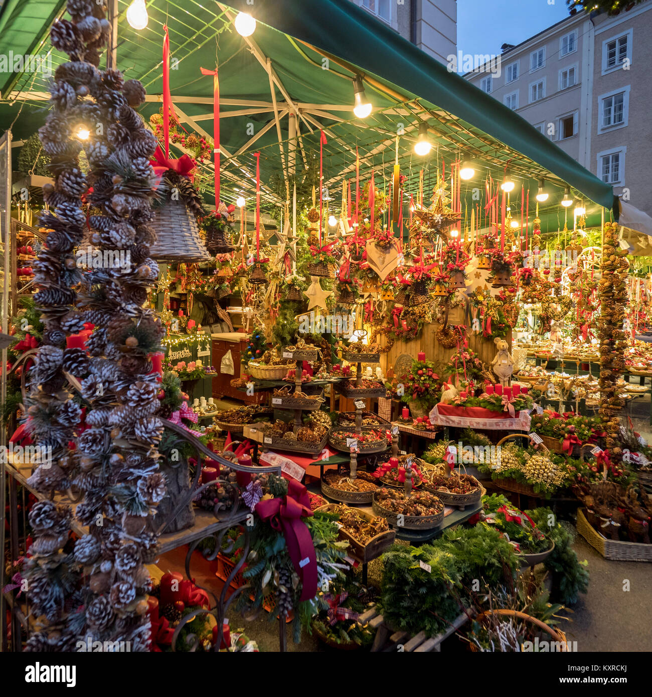 SALISBURGO, AUSTRIA - 05 DICEMBRE 2017: Mercatino di Natale di Salisburgo (Salzburger Christkindlmarkt) in fuga Foto Stock