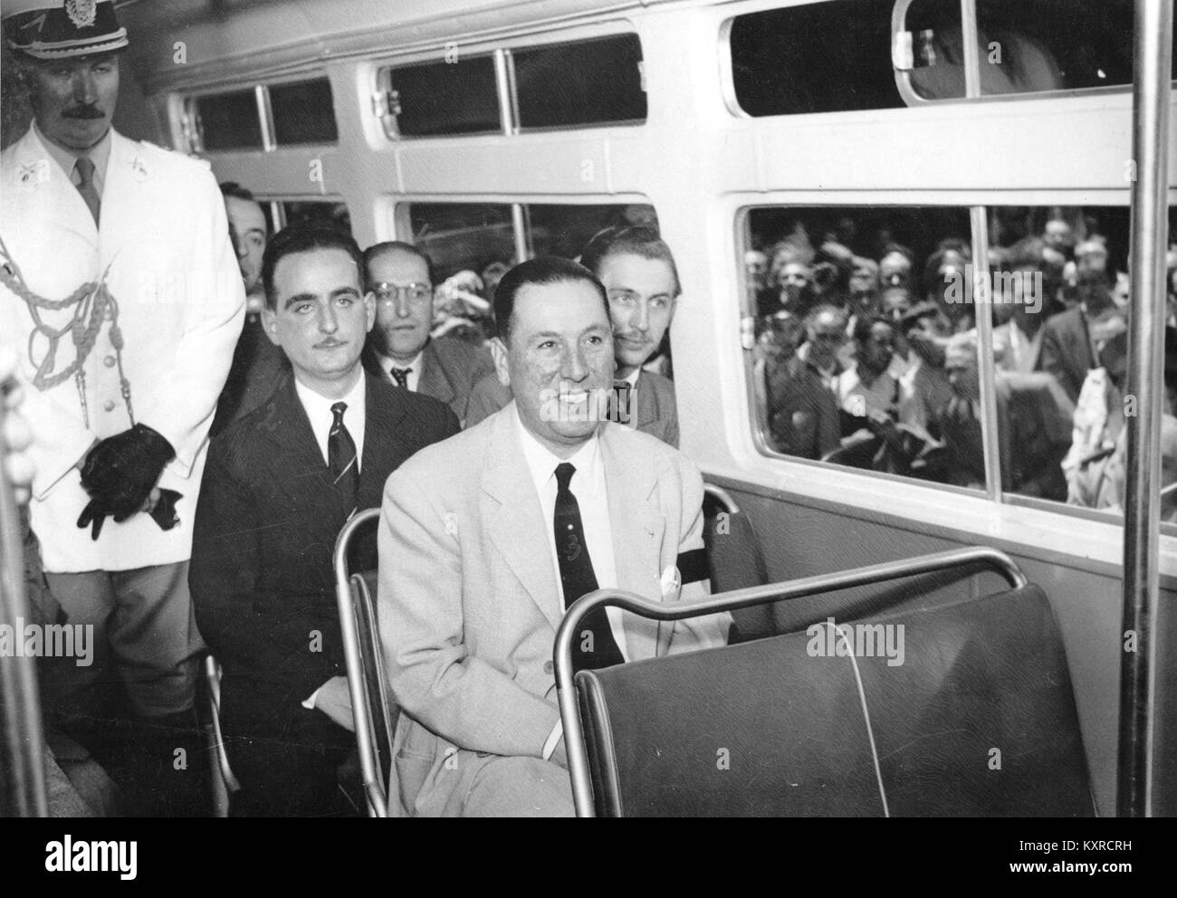 La fotografia di Buenos Aires mostra Juan Domingo Perón a bordo del tram chiamato “El Libertador”, evidenziando un momento della sua apparizione di mobilità pubblica nel sistema tranviario della città. Foto Stock