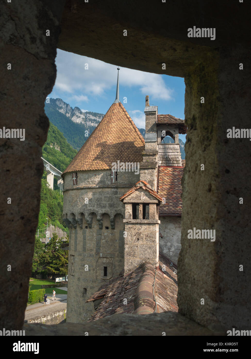 Chateau de Chillon torre vista da una finestra del castello Foto Stock