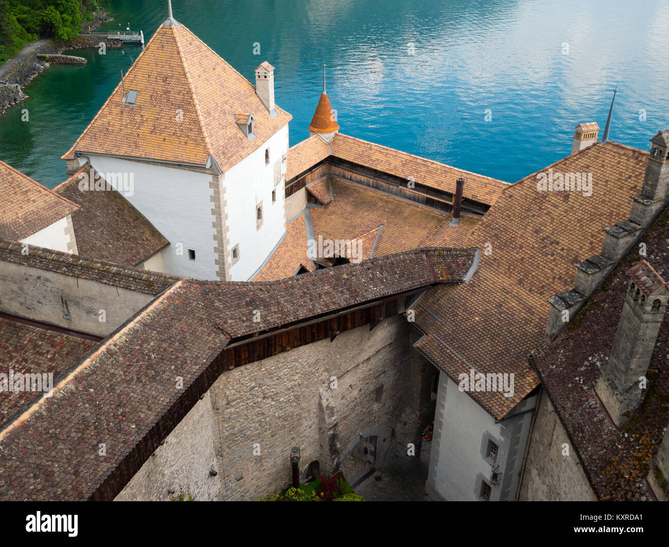 Chateau de Chillon tetti e il lago di Ginevra Foto Stock