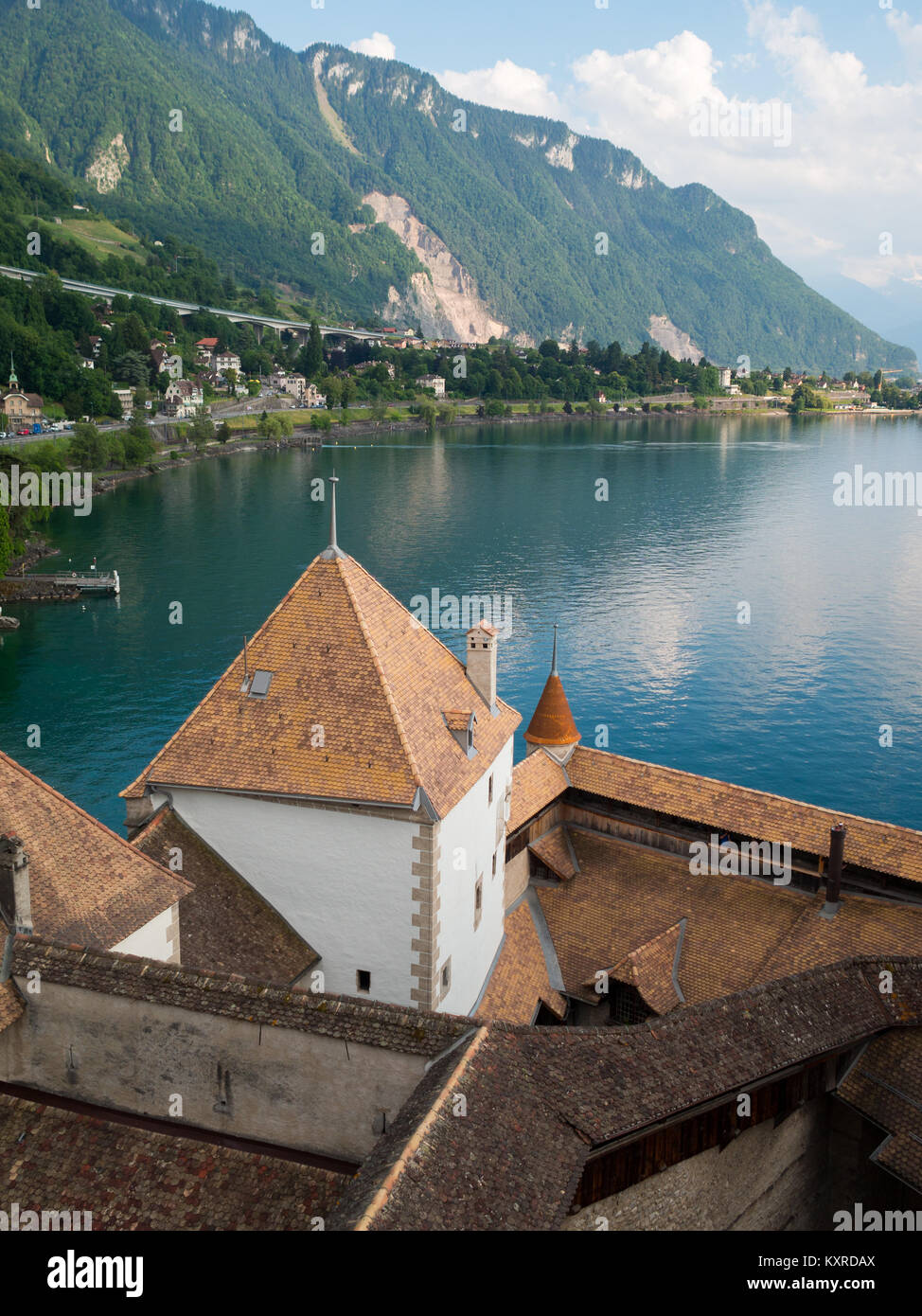 Chateau de Chillon tetti e il lago di Ginevra Foto Stock