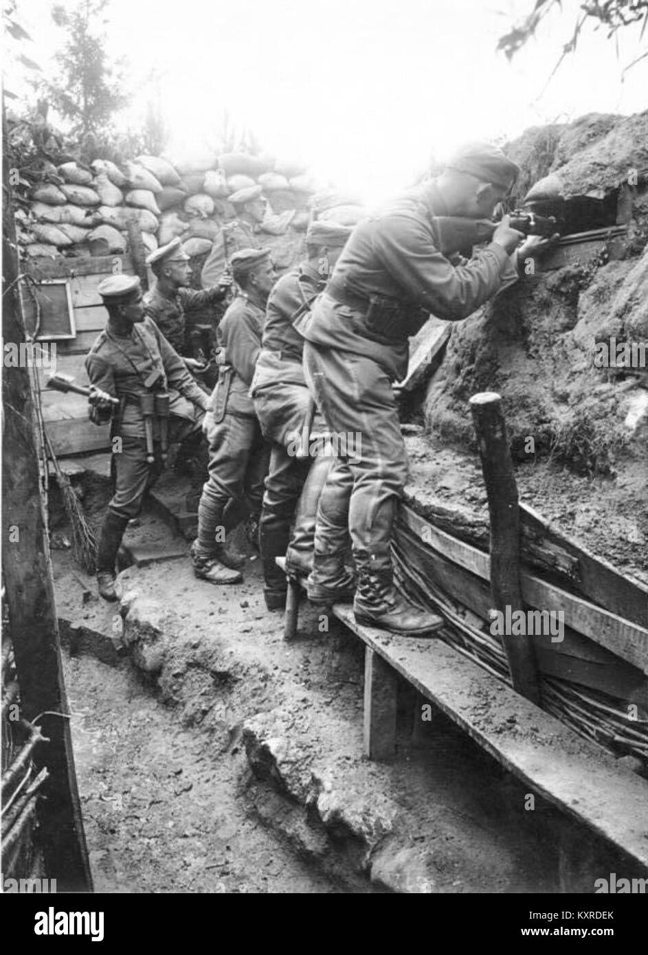 Una fotografia storica che mostra i soldati di cavalleria francesi in trincea durante la prima guerra mondiale, illustrando l'uso di cavalli per la ricognizione e il supporto logistico nella prima guerra di trincea. Foto Stock