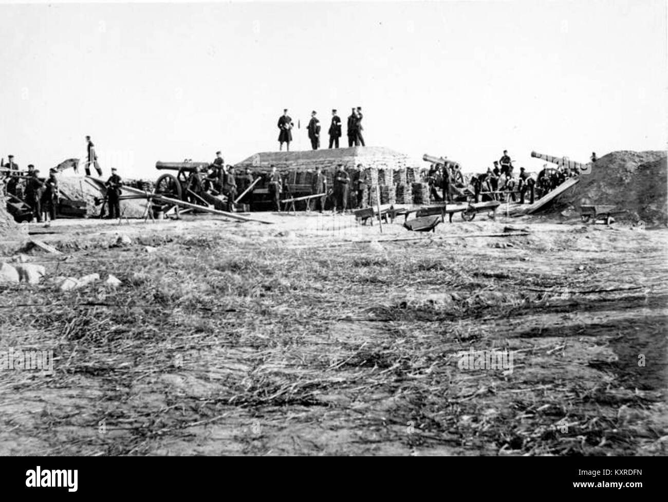 Una fotografia che documenta la battaglia di Dybbøl (Düppeler Schanzen) durante la seconda guerra dello Schleswig nel 1864, mostrando fortificazioni e azioni militari tra le forze prussiane e danesi. Foto Stock