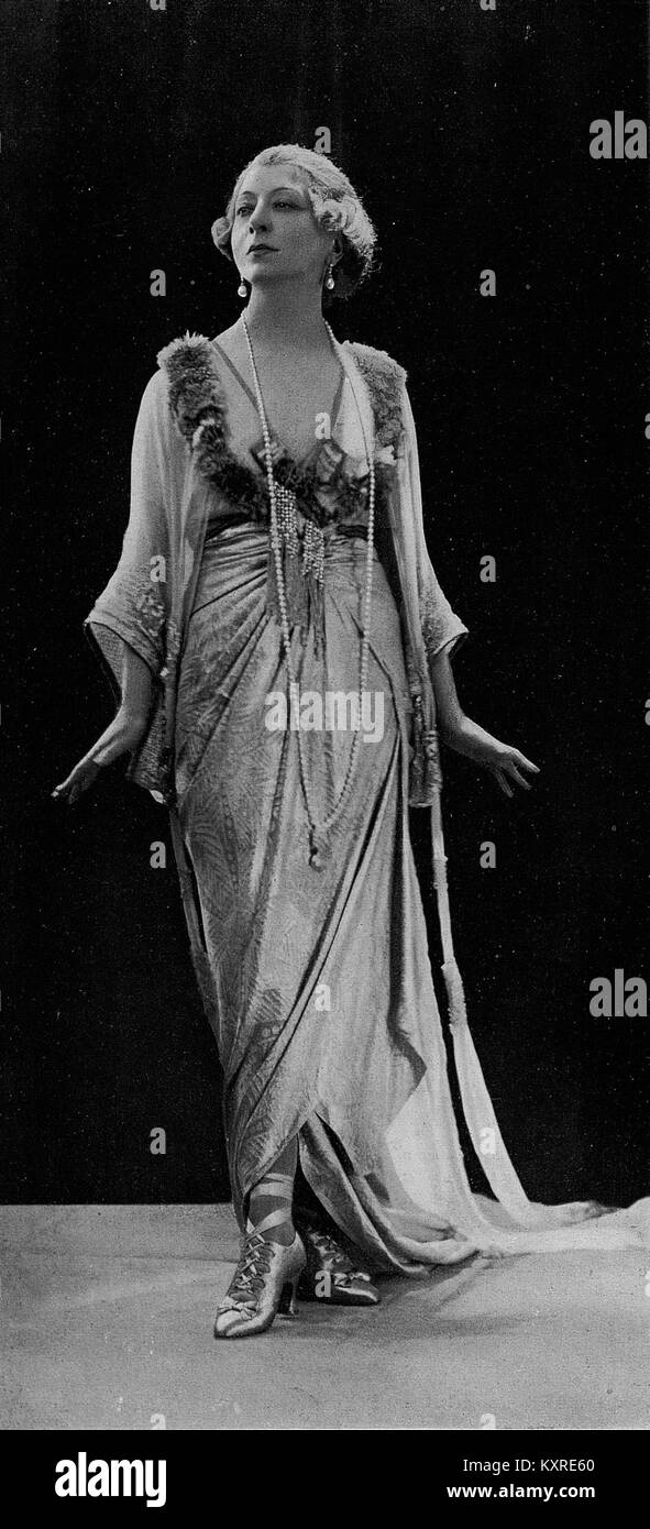 Fotografia ritratto di Cécile Sorel, attrice francese, scattata dal fotografo Reutlinger nel 1920, che mette in evidenza il teatro e la ritrattistica dei primi anni del XX secolo. Foto Stock