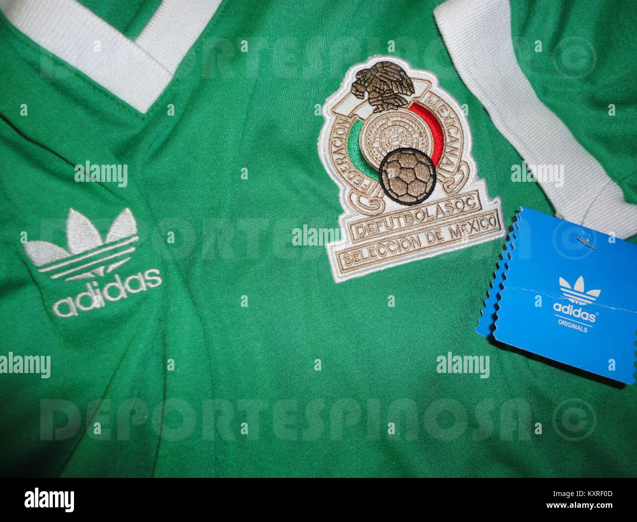 Una T-shirt della Coppa del mondo Messico del 1986 per commemorare il torneo internazionale di calcio ospitato in Messico, che rappresenta la cultura sportiva globale e il valore dei cimeli. Foto Stock