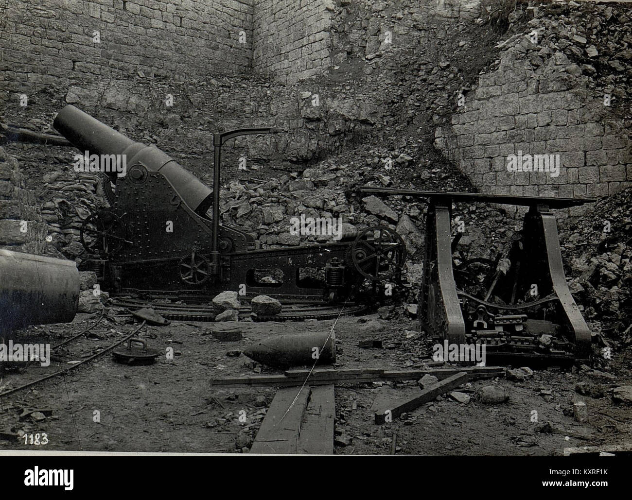 Questa immagine raffigura il Campomolon, un cannone italiano da 28 cm, che mostra il suo design militare e la sua funzionalità. Fu utilizzato all'inizio del XX secolo e fa parte di studi storici sulle attrezzature militari. Foto Stock