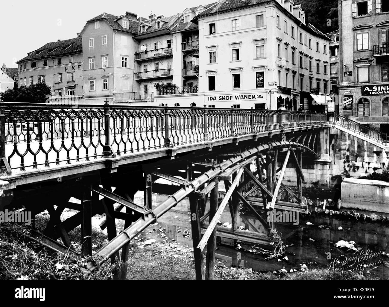 Questa fotografia del 1930 mostra Cankarjevo Nabrezje a Lubiana, Slovenia, illustrando edifici, pianta stradale, stile architettonico, e la vita urbana in quel periodo. Foto Stock