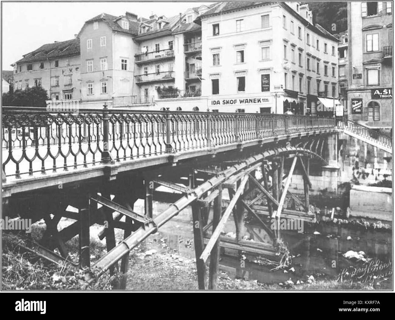 Una fotografia storica del 1930 che mostra gli edifici di Cankarjevo nabrežje 25 e 27 e Pod Trančo 2 a Lubiana, Slovenia, che riflettono l'architettura urbana dell'inizio del XX secolo. Foto Stock