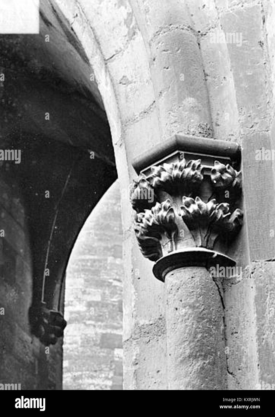 Questa immagine mostra i dettagli architettonici del donjon e della capitale dell'Château de Vincennes, preservati dalla Médiathèque de l'Architecture et du Patrimoine, illustrando l'architettura medievale francese. Foto Stock