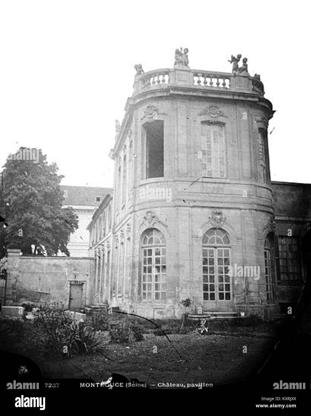 Questa immagine mostra il Château di Montrouge, in Francia, conservato dalla Médiathèque de l'Architecture et du Patrimoine. La struttura esemplifica il patrimonio architettonico francese e riflette elementi di design storici tipici della regione. Foto Stock