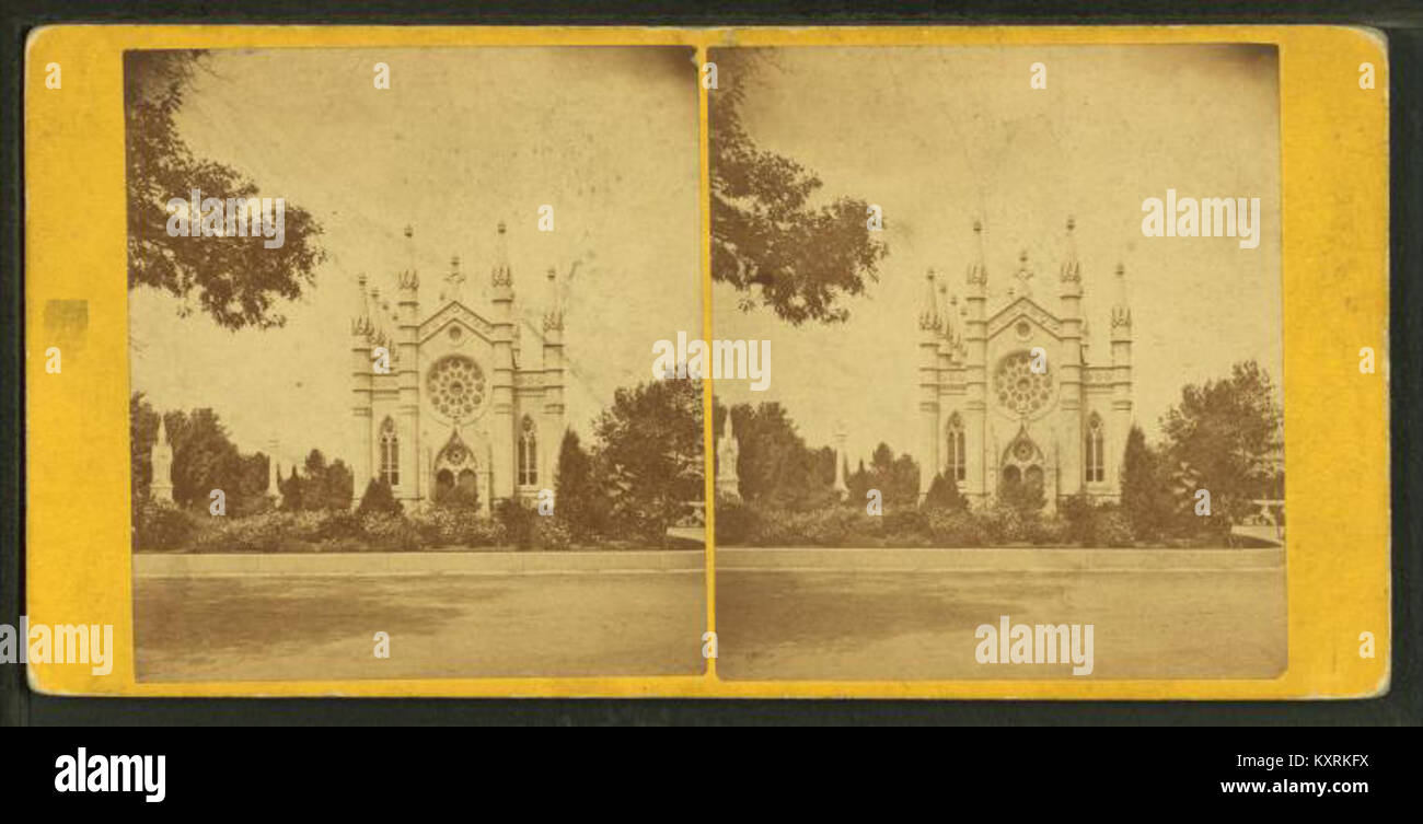 Una fotografia del XIX secolo di John B. Heywood raffigurante la cappella del Mount Auburn Cemetery nel Massachusetts. L'immagine evidenzia l'architettura neogotica e i dintorni paesaggistici. Foto Stock