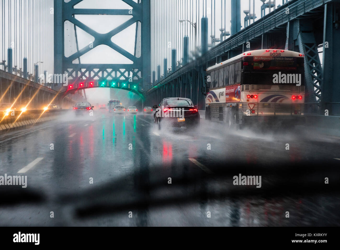 Il traffico a ponte durante una tempesta di pioggia. Foto Stock