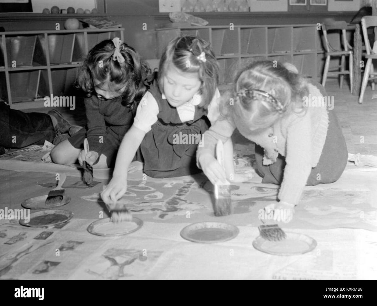Gli studenti si riuniscono e studiano all'interno della sezione per bambini della biblioteca della scuola Côte-des-Neiges di Montreal, raffigurata in una fotografia didattica d'archivio. Foto Stock