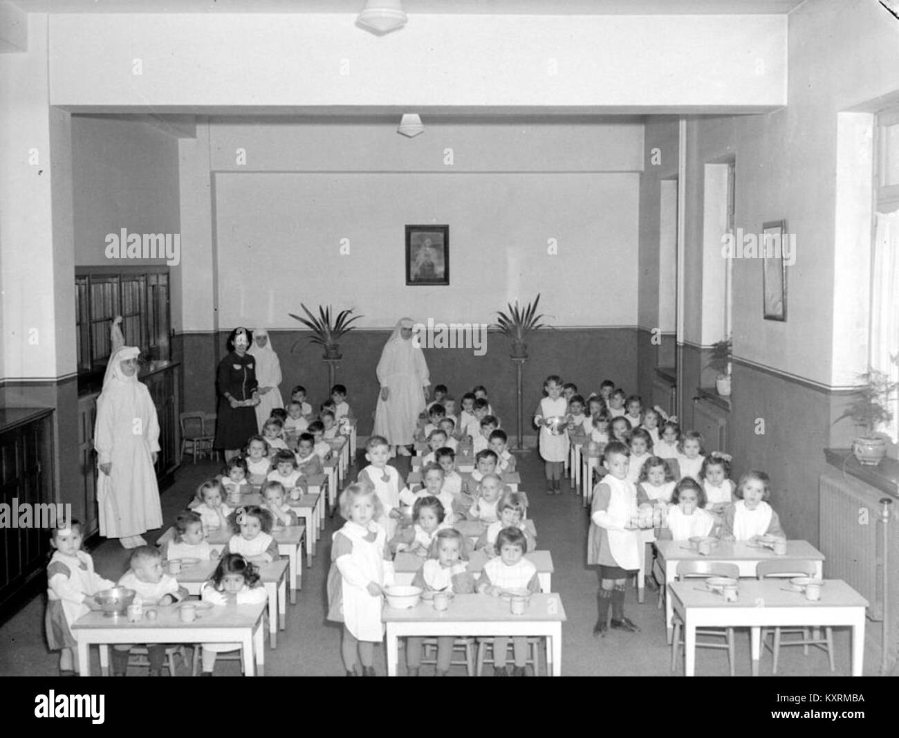 Una fotografia della Bibliothèque et Archives nationales du Québec (BAnQ) che mostra i bambini in un asilo a Vieux-Montréal, illustrando l'educazione dei primi anni del XX secolo e gli ambienti scolastici in Quebec. Foto Stock