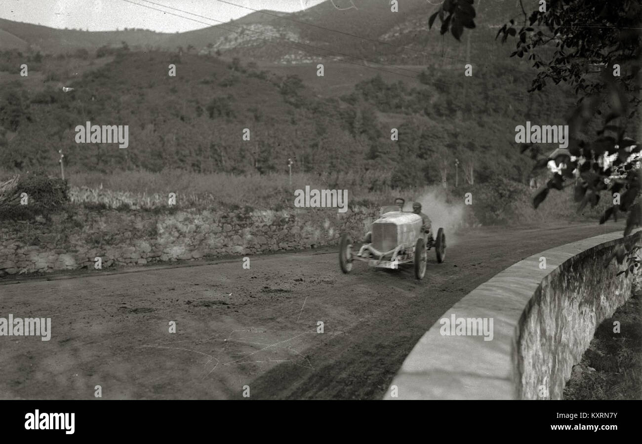 Fotografia di una corsa automobilistica all'autodromo di Lasarte, in Spagna, che raffigura le corse automobilistiche e gli sport automobilistici competitivi all'inizio del XX secolo. Foto Stock