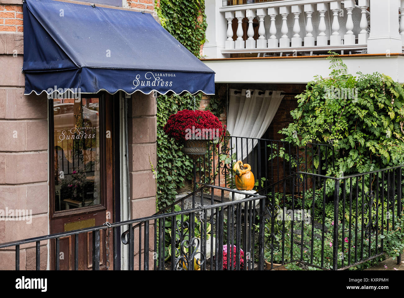 Grazioso negozio di abbigliamento a Saratoga Springs, New York, Stati Uniti d'America. Foto Stock