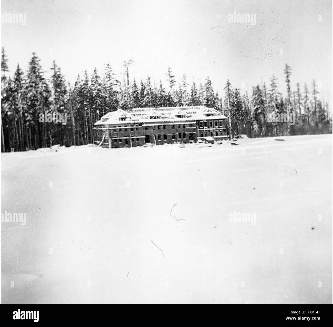 Questa immagine raffigura la costruzione di caserme a Fort Lawton, Washington, il 3 gennaio 1899. Illustra l'architettura militare e lo sviluppo delle infrastrutture del tempo. Foto Stock