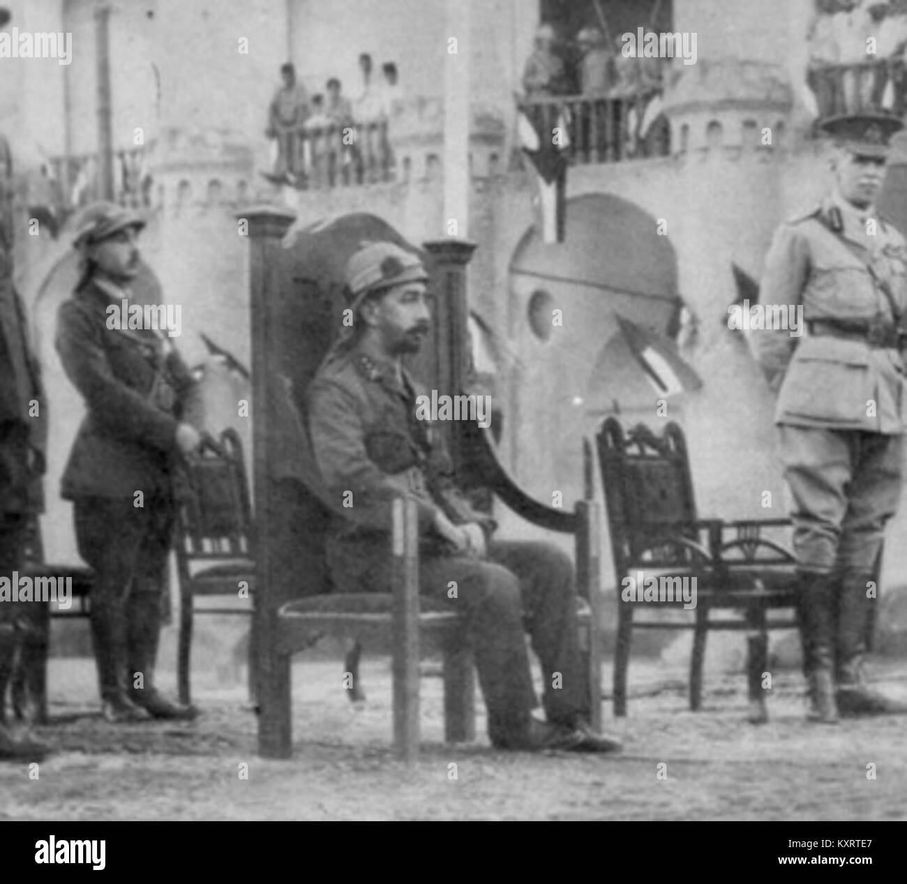 Fotografia che raffigura l'incoronazione del principe Faysal come re dell'Iraq nel 1921, che segna l'istituzione della monarchia hashemita sotto mandato britannico dopo la prima guerra mondiale Foto Stock