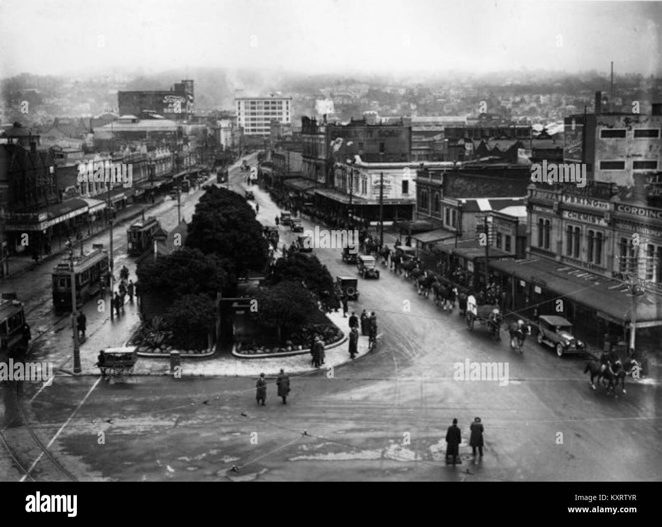 Una fotografia del 1928 di Courtenay Place a Wellington, nuova Zelanda, mostra tram, veicoli a motore, pedoni e architettura d'epoca, che riflette lo sviluppo urbano della città e la vita di strada all'inizio del XX secolo. Foto Stock