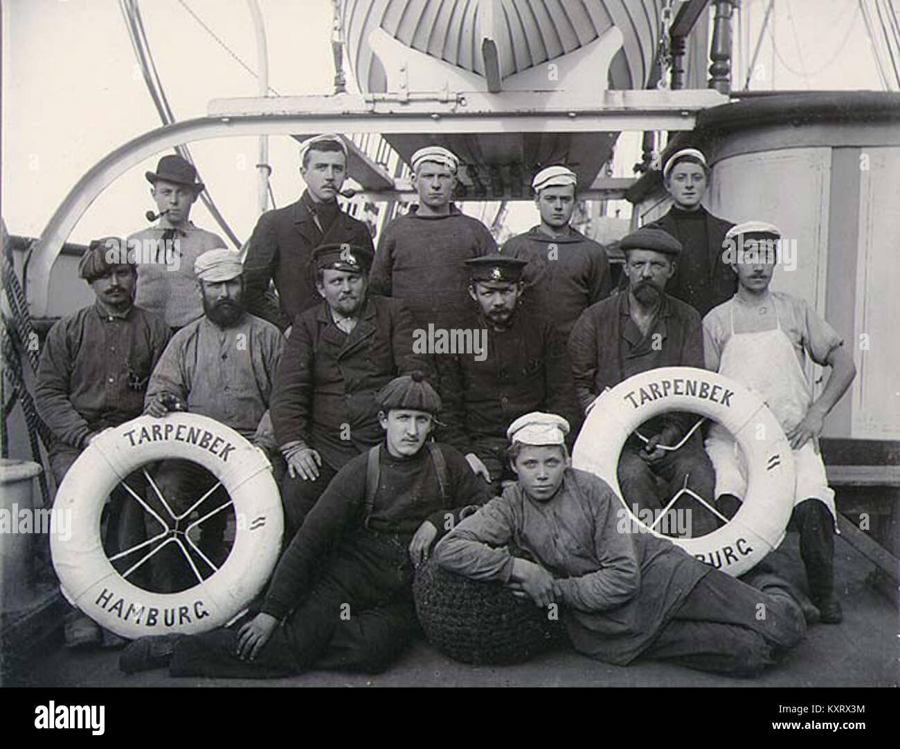 Questa fotografia mostra l'equipaggio della nave tedesca a tre alberi TARPENBEK al porto di Puget Sound a Washington, intorno al 1904. L'immagine documenta l'equipaggio della nave e lo storico contesto marittimo dei primi anni del XX secolo. Foto Stock