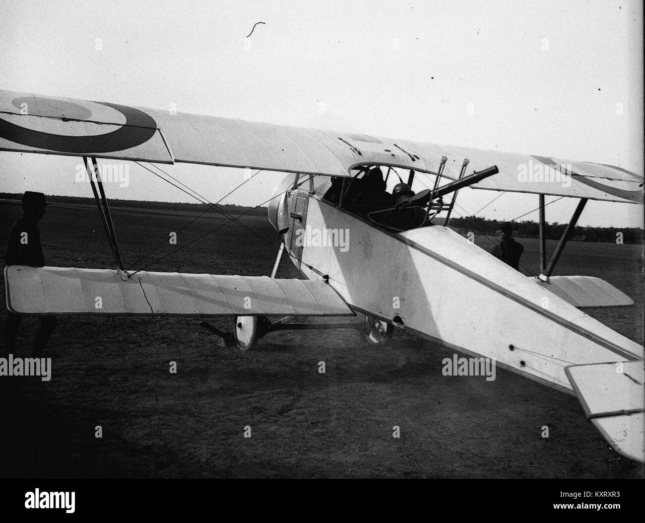 Questa immagine raffigura un biplano Nieuport dell'Escadrille N, probabilmente uno squadrone militare francese durante la prima guerra mondiale. La fotografia mostra l'aereo poco prima della partenza, offrendo uno sguardo alla storia dell'aviazione e militare. Foto Stock