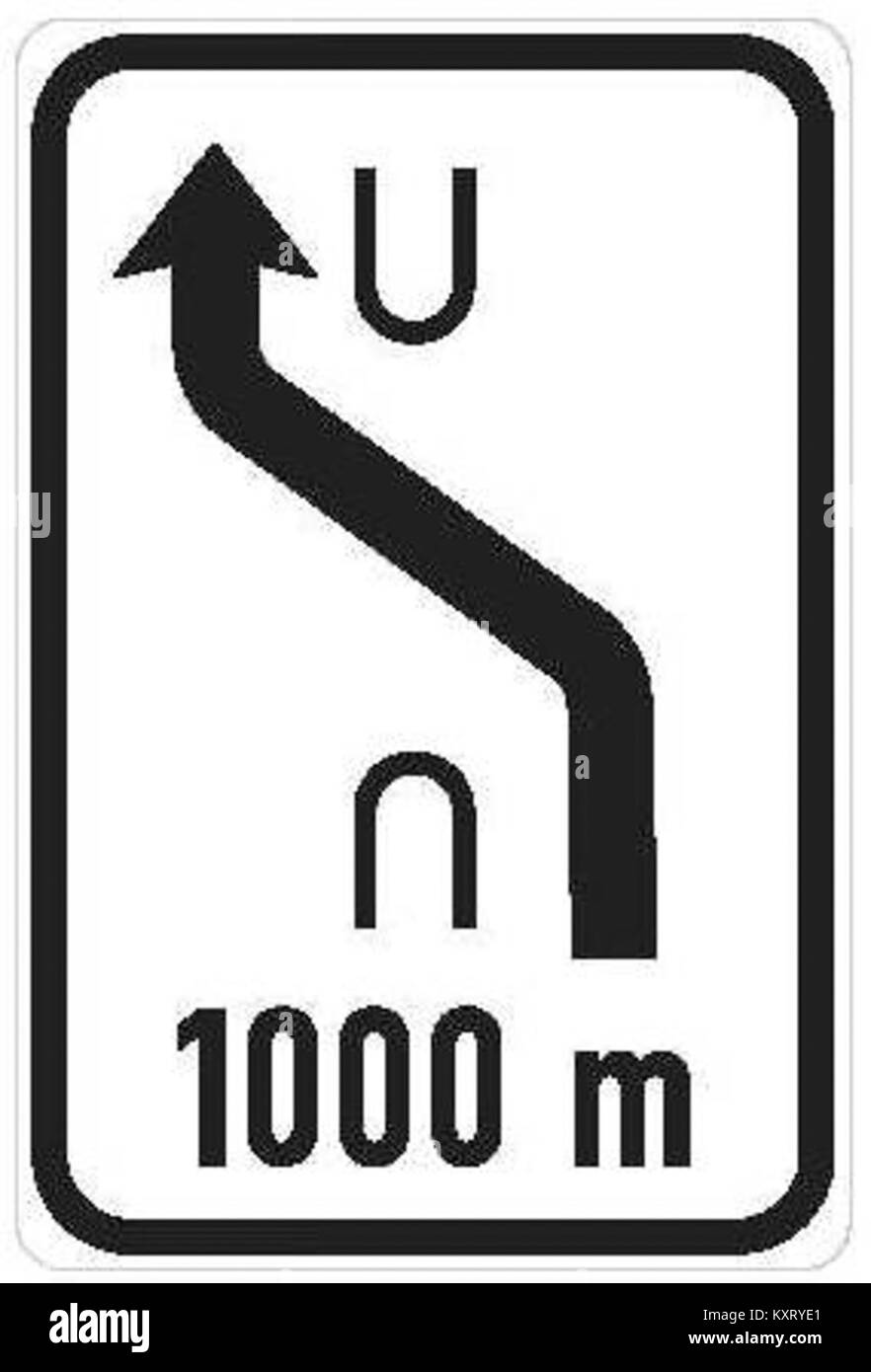 Segnale stradale che indica un cambio di direzione di marcia, utilizzato per guidare gli utenti della strada attraverso curve, deviazioni o cambi di corsia. Foto Stock