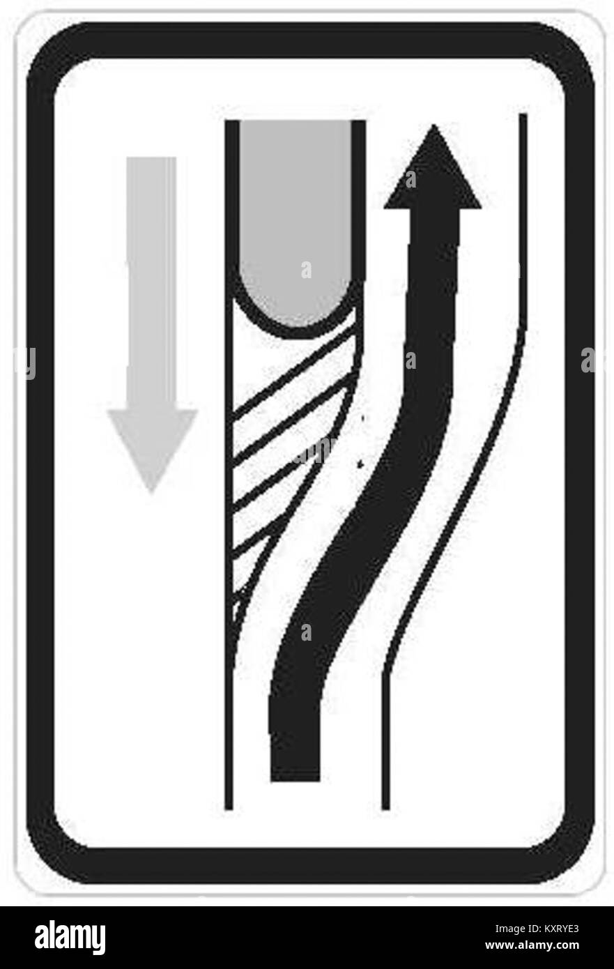 Il segnale stradale CZ-IS10c indica un cambiamento nella direzione di guida. Viene utilizzato sulle strade ceche per informare i conducenti sulle svolte imminenti o sulle modifiche del percorso per una navigazione sicura. Foto Stock