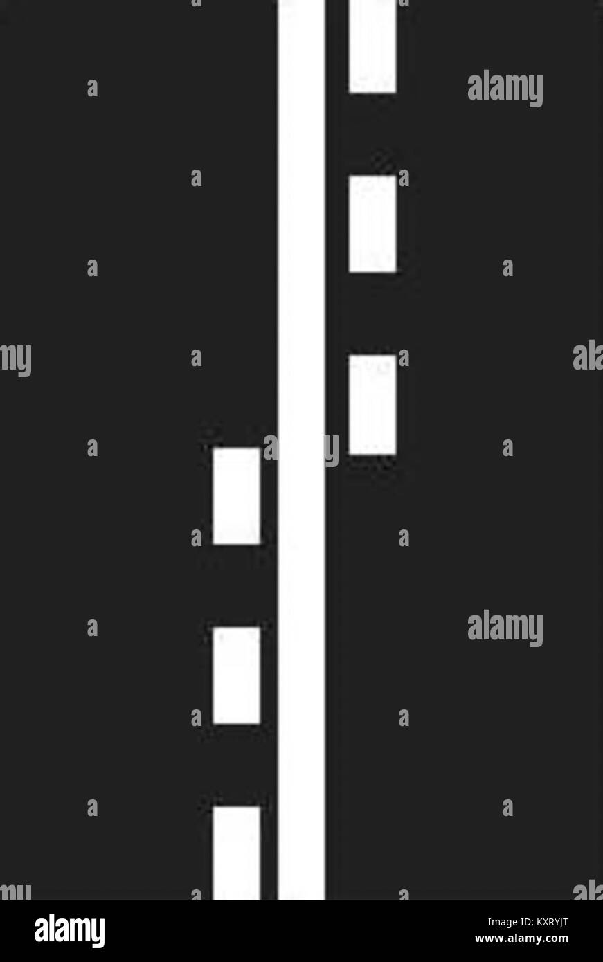 La segnaletica stradale CZ-V03 nella Repubblica ceca combina una linea continua con una linea interrotta, regolando i sorpassi e i cambi di corsia nella gestione del flusso di traffico. Foto Stock