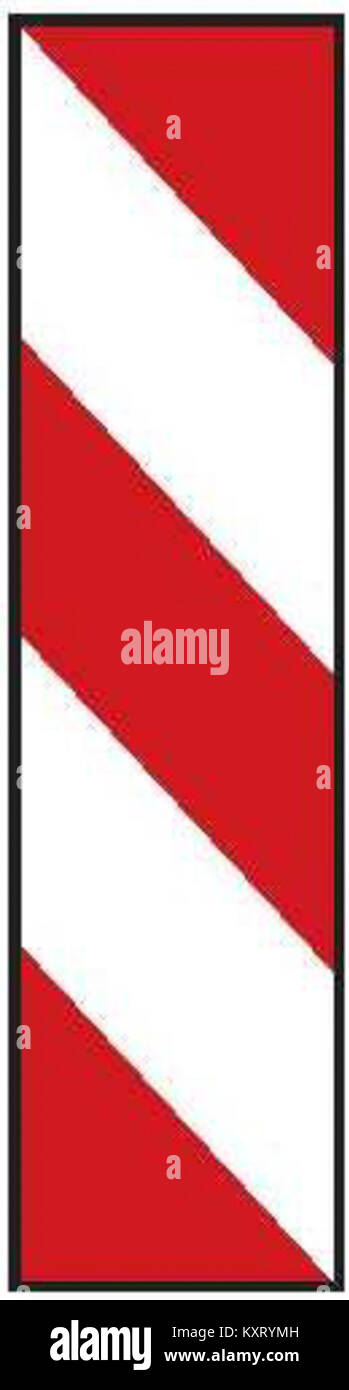 La CZ-Z04b è una piastra guida destra utilizzata per dirigere il traffico sul lato destro della strada, garantendo il corretto movimento del veicolo e aiutando i conducenti a seguire i percorsi designati, migliorando la sicurezza stradale. Foto Stock