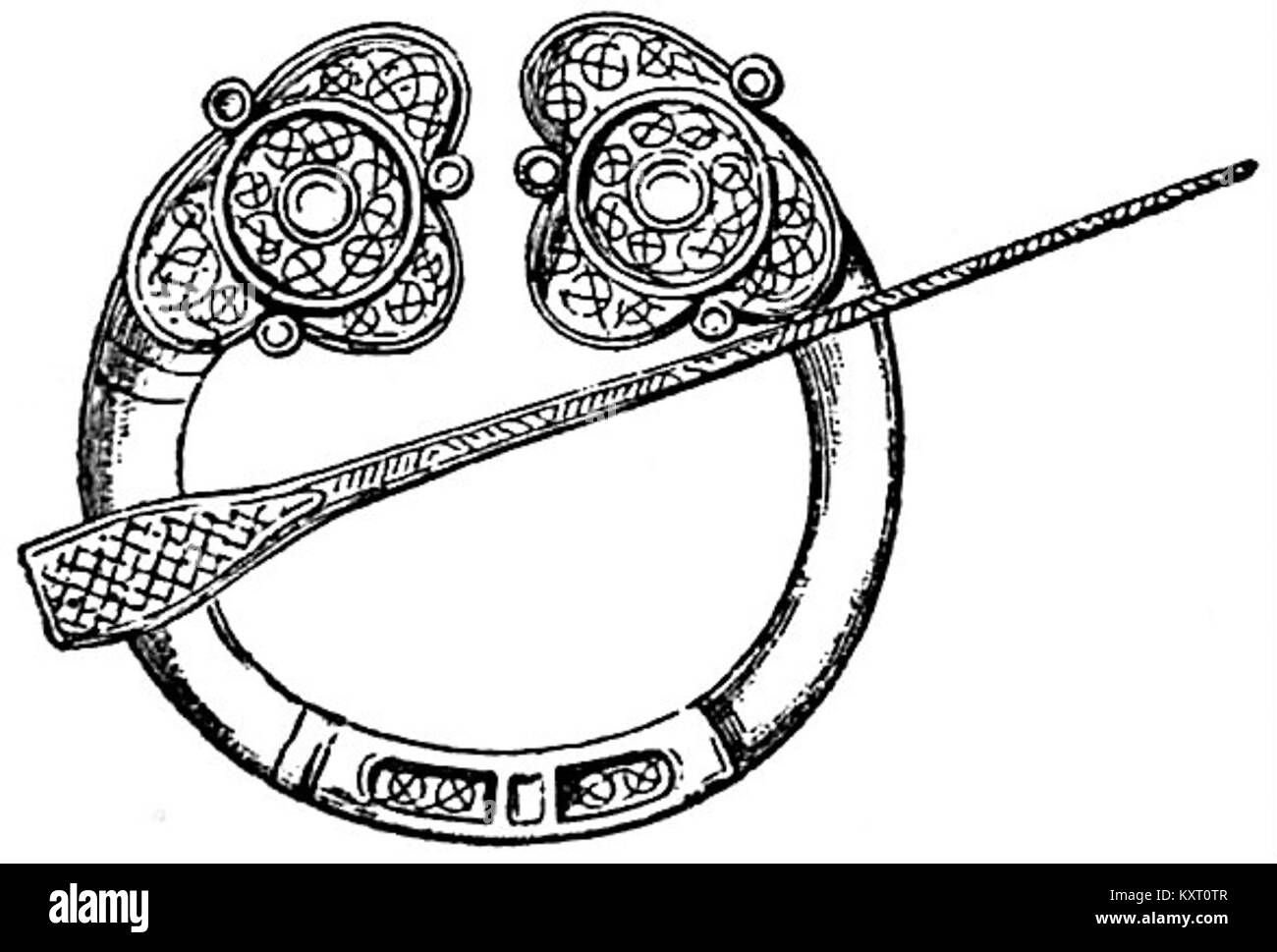 La voce EB1911 sui gioielli celtici include un design della spilla, che mette in risalto le antiche tecniche di lavorazione dei metalli e gli stili decorativi della cultura celtica. Foto Stock