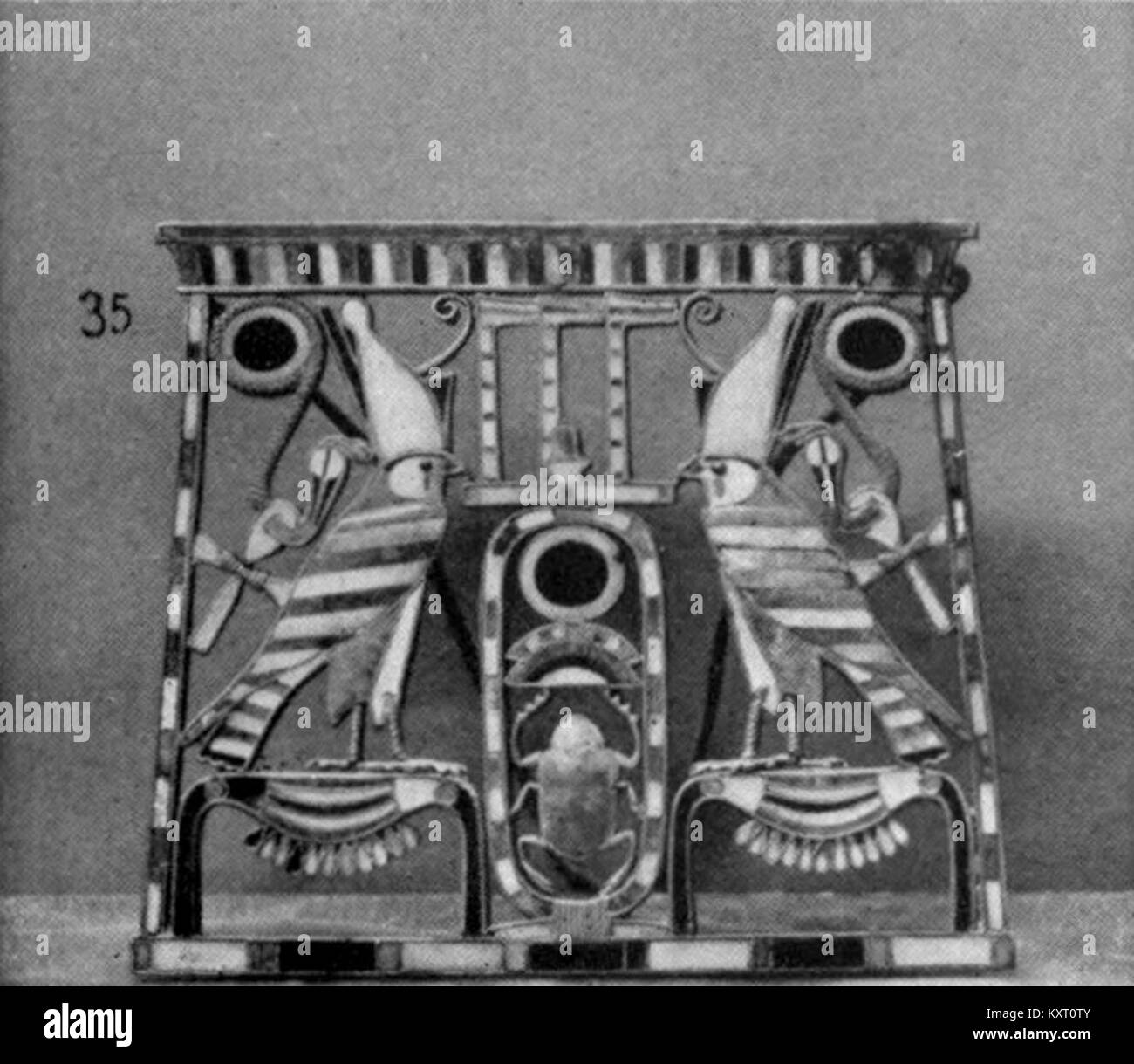 Gioiello della XII dinastia egiziana, un ornamento pettorale che mostra l'artigianato, il design e il significato culturale simbolico dell'antico Egitto. Foto Stock