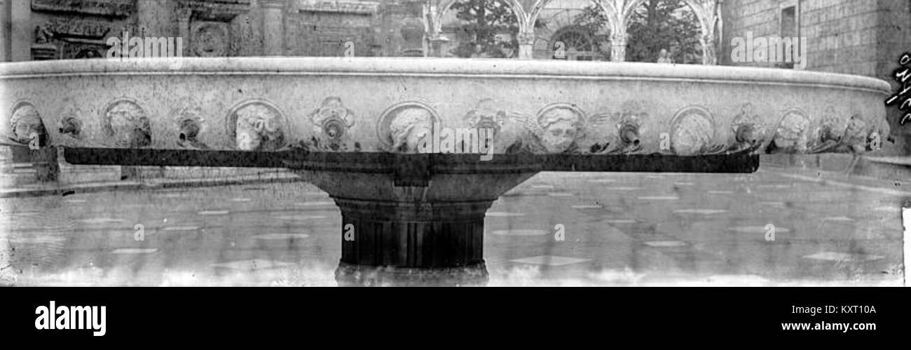 Questa immagine mostra un vaso decorativo, parte della collezione presso l'Ecole des Beaux-Arts di Parigi. L'oggetto è ospitato nella Médiathèque de l'Architecture et du patrimoine, che rappresenta il design storico. Foto Stock