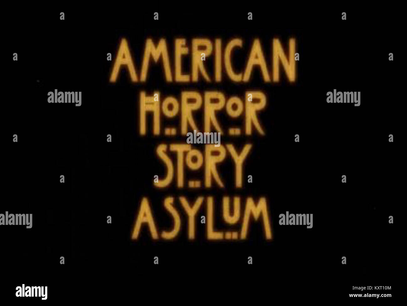 Titolo dello schermo della serie televisiva "American Horror Story" con i suoi titoli di apertura. La serie è una antologia horror americana conosciuta per il suo stile visivo, la diversità tematica e l'influenza culturale nell'intrattenimento televisivo. Foto Stock