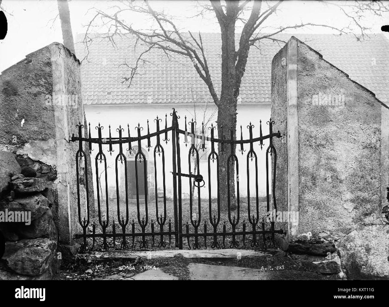 La Chiesa di Edsa nelle Filippine è un punto di riferimento significativo, sia per il suo ruolo religioso che per il suo coinvolgimento nella rivoluzione del potere popolare del 1986. Fu nella chiesa che milioni di persone si riunirono per chiedere pacificamente la cacciata di Ferdinand Marcos, portando alla fine della sua dittatura. Foto Stock