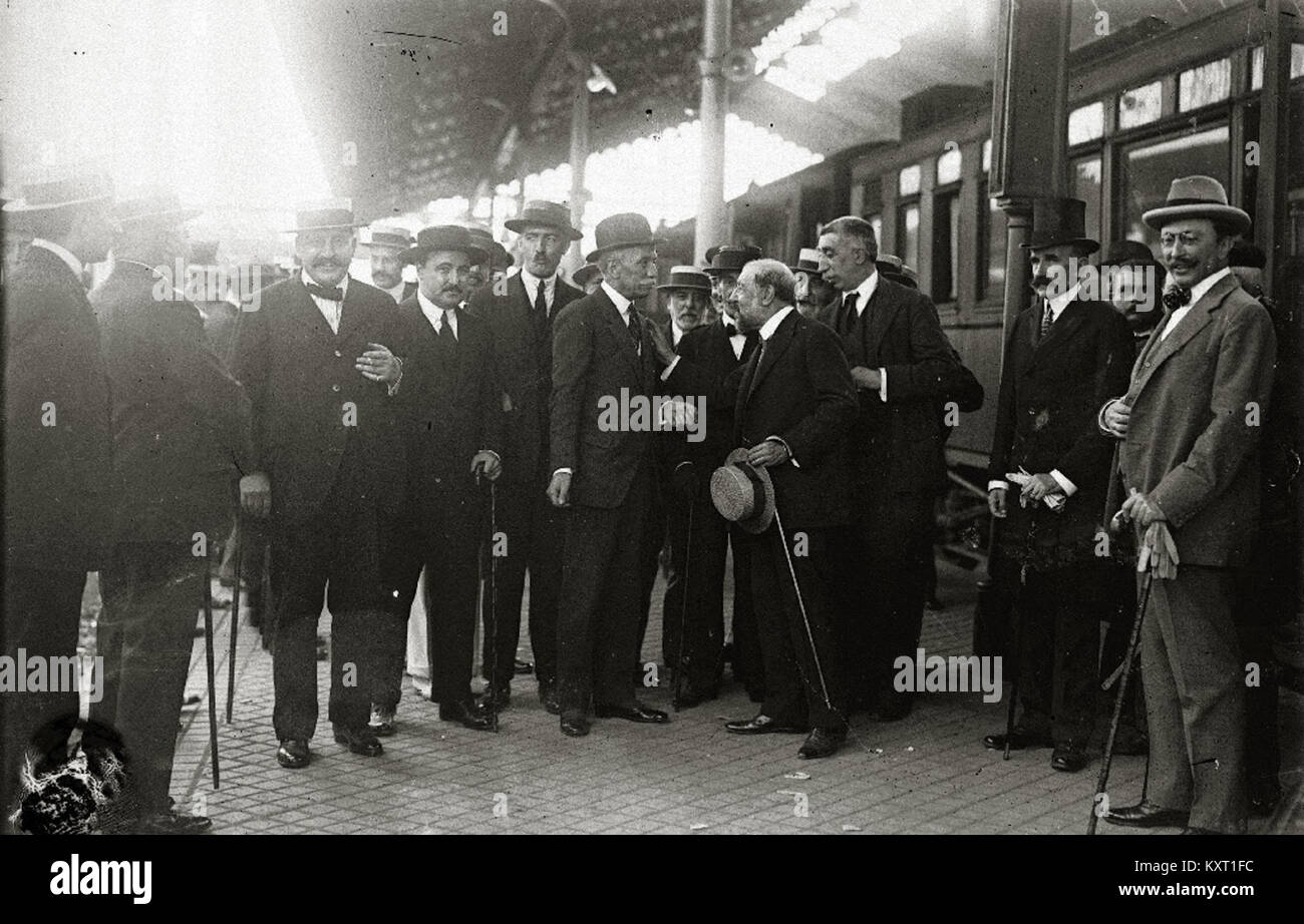 Una fotografia storica che mostra Eduardo dato e Iradier con un gruppo di persone a Estación del Norte, Spagna. L'immagine cattura un'apparizione pubblica da parte dello statista spagnolo all'inizio del XX secolo. Foto Stock