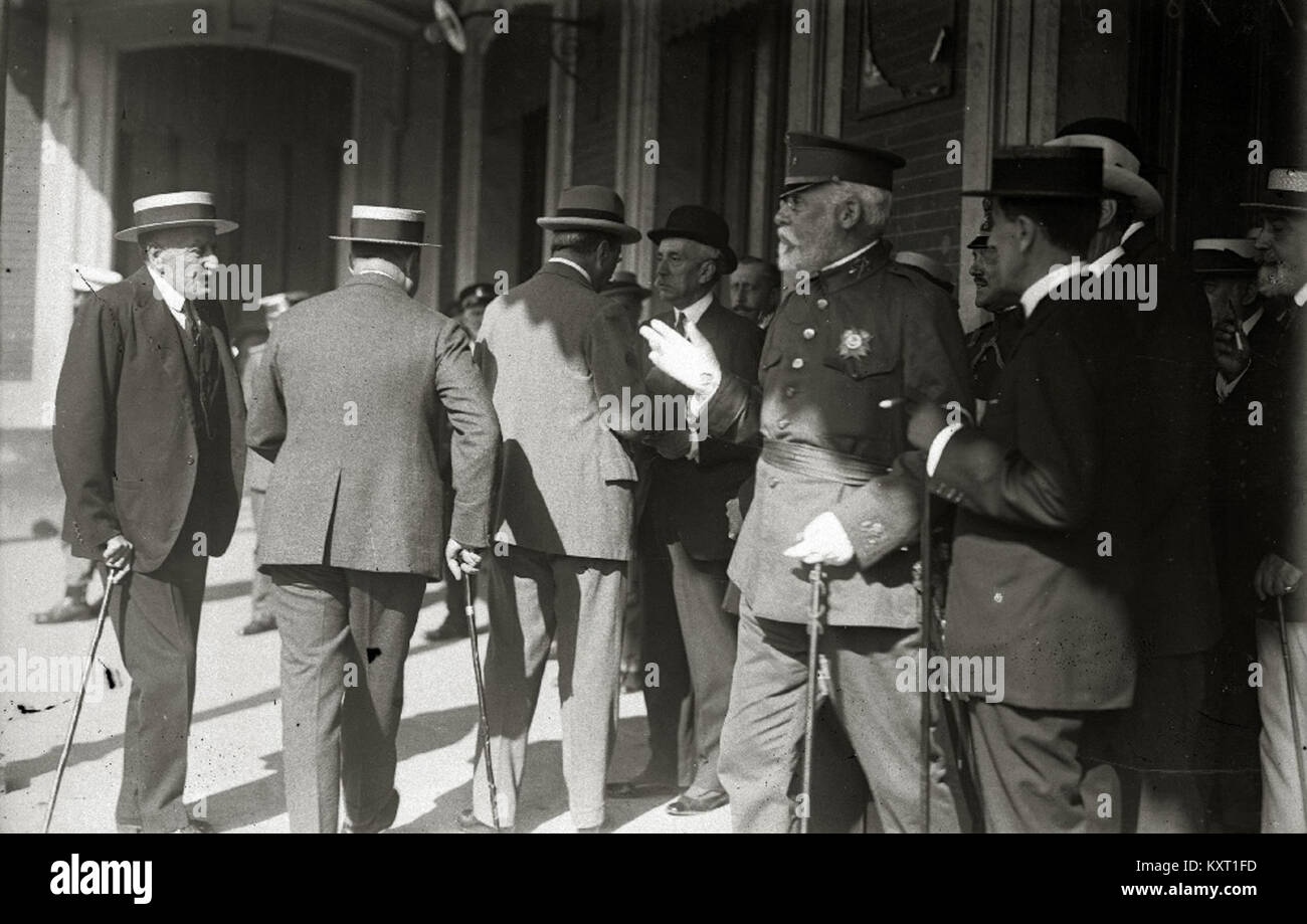 Questa fotografia storica mostra Eduardo dato e Iradier con un gruppo di persone a North Station in Spagna, un sito importante che riflette la storia politica e culturale della Spagna all'inizio del XX secolo. Foto Stock