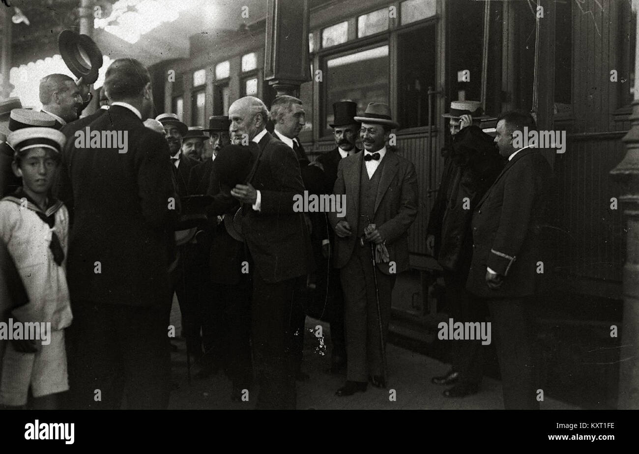 Questa fotografia storica cattura Eduardo dato e Iradier a Estación del Norte in Spagna, sottolineando l'importanza della stazione come centro di trasporto e riflettendo l'atmosfera culturale e politica dell'epoca. Foto Stock