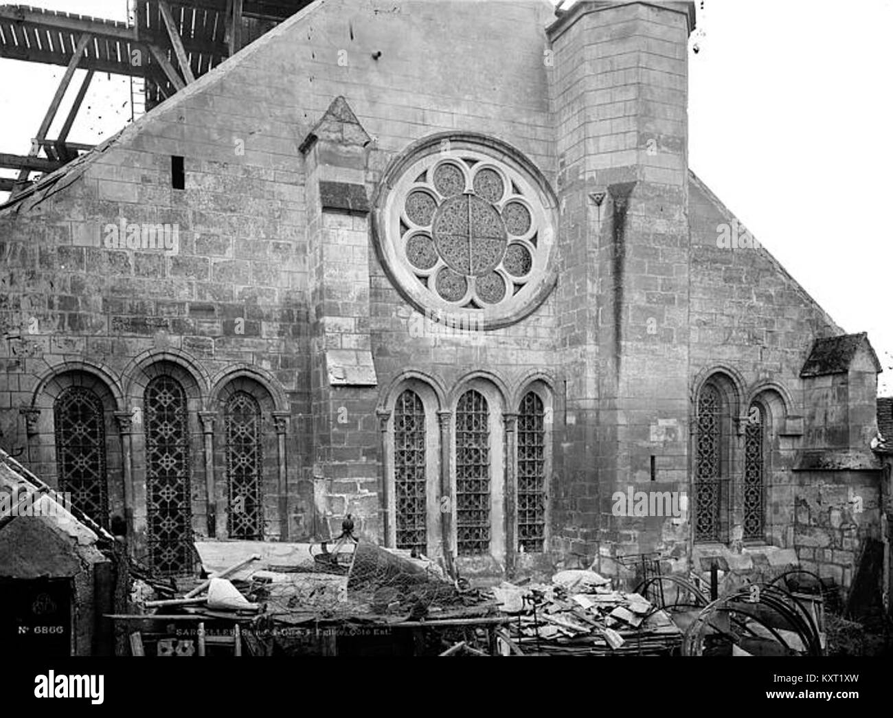 Fotografia che mostra l'abside di una chiesa a Sarcelles, Francia, sottolineandone il design architettonico e gli elementi strutturali. Conservato dalla Médiathèque de l'Architecture et du patrimoine. Foto Stock