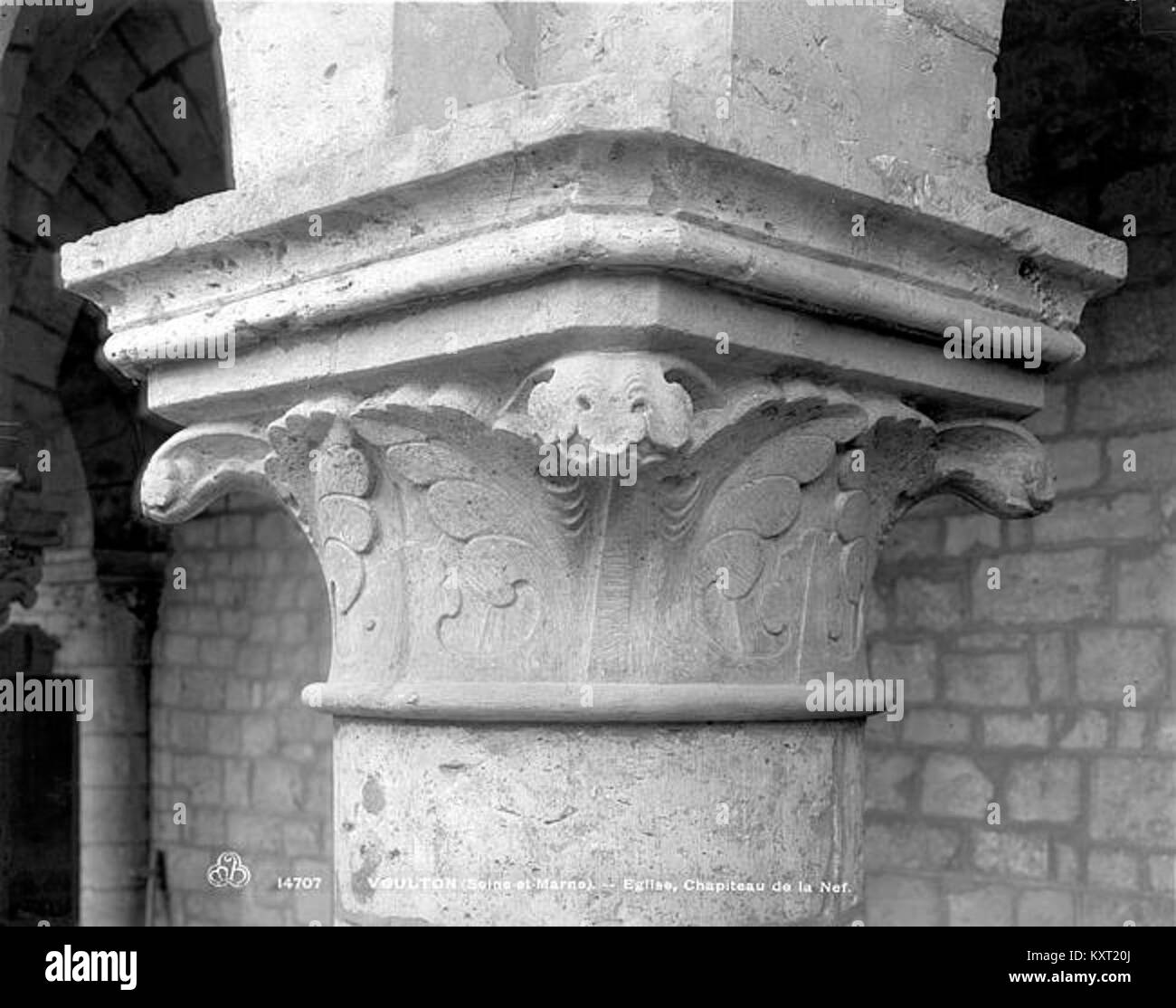 La fotografia presenta l'intricato disegno della navata capitale nella Chiesa di Voulton, mettendo in risalto l'architettura medievale francese e gli elementi decorativi tipici del periodo, conservati dalla Médiathèque de l'Architecture et du patrimoine. Foto Stock