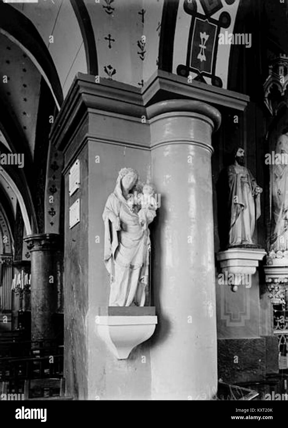 La fotografia raffigura l'Église a Chelles, in Francia, ospitata nella Médiathèque de l'Architecture et du patrimoine. Rappresenta l'architettura religiosa e culturale francese, riflettendo la sua importanza nella conservazione del patrimonio. Foto Stock