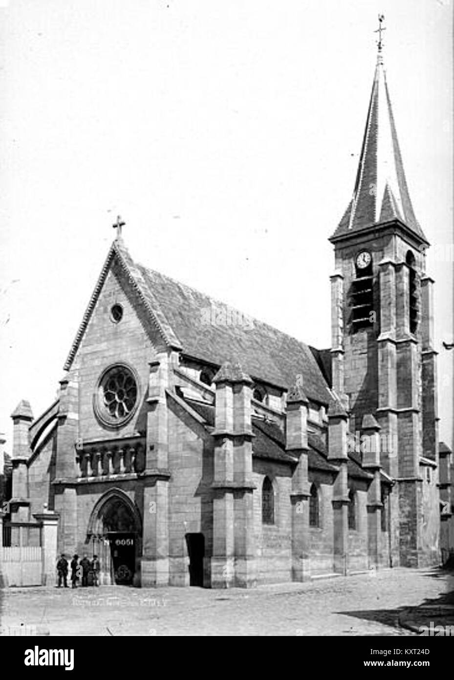 Vista a sud-ovest della Chiesa di Bagneux, Hauts-de-Seine, Francia, che cattura elementi architettonici romanici e gotici registrati dalla Médiathèque de l'Architecture et du patrimoine. Foto Stock