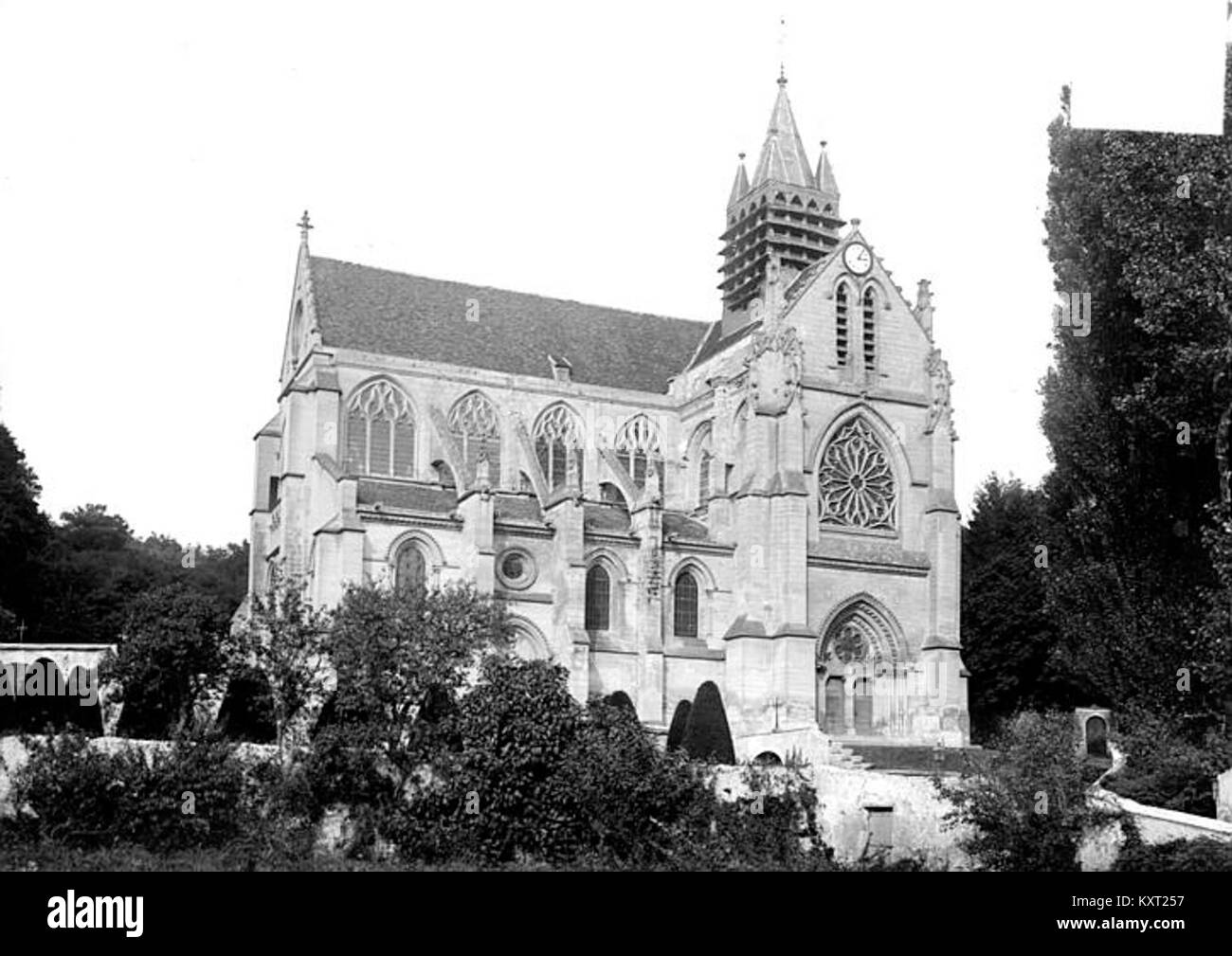 Una fotografia che mostra l'insieme meridionale della chiesa di Taverny, Francia, sottolineando la sua composizione architettonica e l'importanza culturale all'interno della conservazione del patrimonio nazionale. Foto Stock