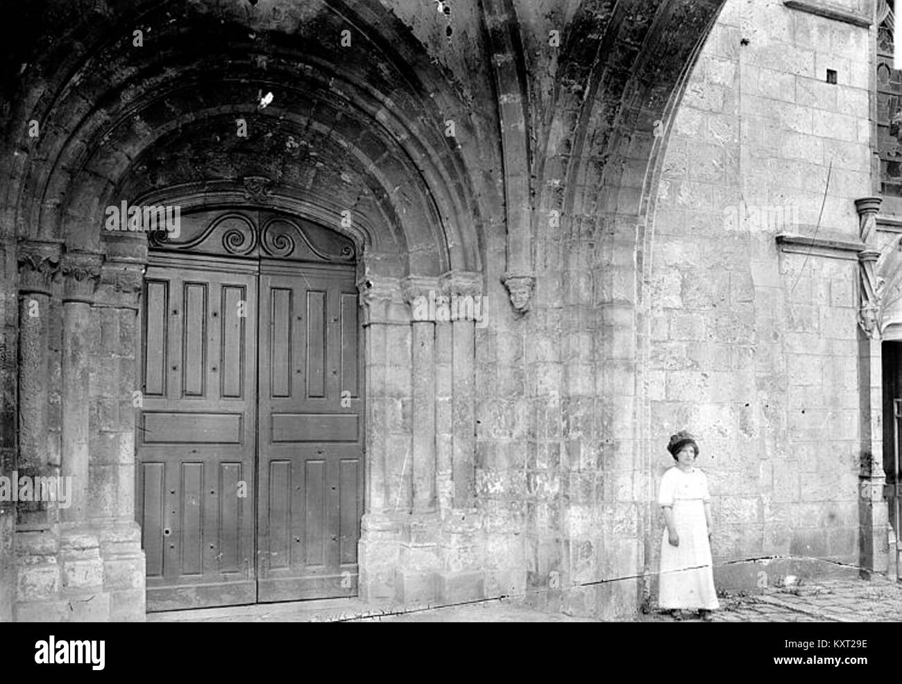 Portico della chiesa a Nemours, che mostra la struttura d'ingresso in pietra con archi e decorazioni scolpite, registrato dalla Biblioteca francese di architettura e Patrimonio dell'Umanità. Foto Stock